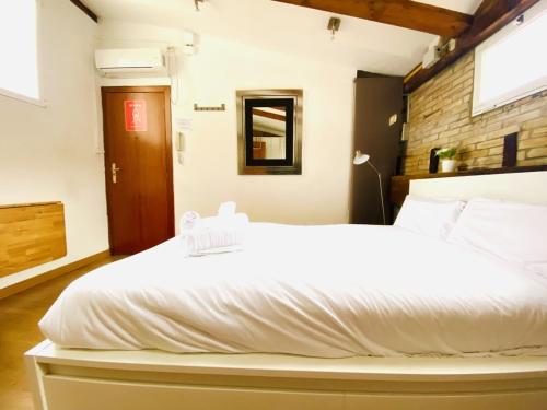 Cama o camas de una habitación en BRIGHT, COZY AND CENTRAL ATTIC