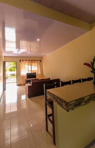 uma sala de estar com um sofá e uma mesa em Apartamentos Playa Negra em Puerto Viejo