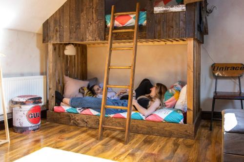 Katil atau katil-katil dalam bilik di Unique Cottage The Old Stables Pembrokeshire Sleeps 8 - Welsh Tourist Board Award 5 Stars