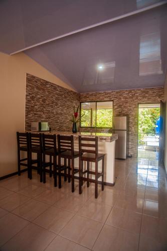 uma cozinha com mesa e cadeiras num quarto em Apartamentos Playa Negra em Puerto Viejo
