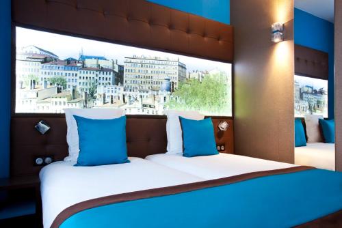 Giường trong phòng chung tại Hotel des Savoies Lyon Perrache