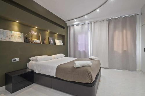 ein Schlafzimmer mit einem Bett mit zwei Handtüchern darauf in der Unterkunft Apartment Marti in Barcelona