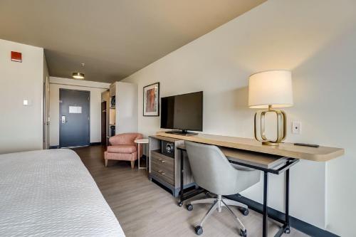 a hotel room with a desk and a bed at Holiday Inn Gatineau - Ottawa by IHG in Gatineau