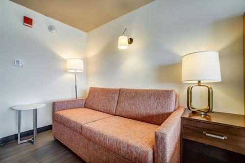 a living room with a couch and a lamp at Holiday Inn Gatineau - Ottawa by IHG in Gatineau