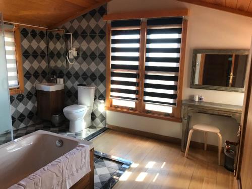 A bathroom at Green Mansion