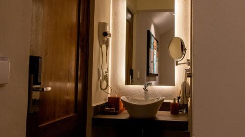 a bathroom with a sink and a mirror at Hotel Villa Murano in San Cristóbal de Las Casas