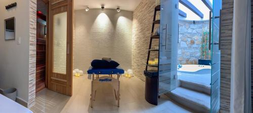 Zimmer mit einer Treppe und einem blauen Stuhl in der Unterkunft Hotel Villa Murano in San Cristóbal de las Casas
