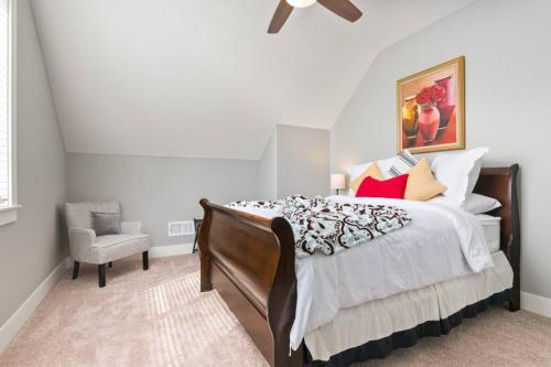 1 dormitorio con 1 cama grande y 1 silla en Chehalem Getaway en Newberg