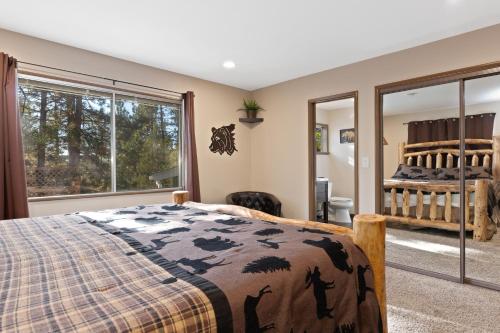 En eller flere senge i et værelse på Mountain Fun-1729 by Big Bear Vacations