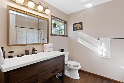 Et badeværelse på Mountain Fun-1729 by Big Bear Vacations