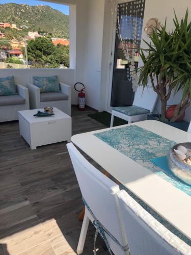 uma sala de estar com mesa e cadeiras em Casa Babila 100 metres from the beach 10 kilometres from Villasimius em Solanas