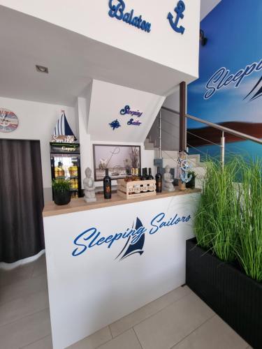 una cabina en un show de yates con las palabras "Soberanos software en él" en Sleeping Sailor Boutique Hotel, en Siófok