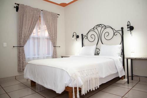 Postel nebo postele na pokoji v ubytování Encanto de la Sierra Hotel
