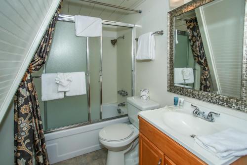 Et badeværelse på Sunrise Cottage-1800 by Big Bear Vacations
