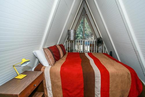 En eller flere senge i et værelse på Sunrise Cottage-1800 by Big Bear Vacations