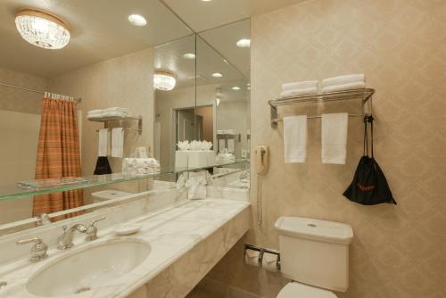 A bathroom at Carlyle Hotel