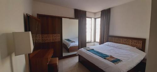 Säng eller sängar i ett rum på Furnished Apartments Near McDonald's Al-Madina Al-Monawara St