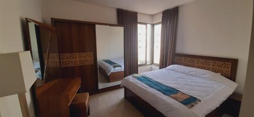 Postel nebo postele na pokoji v ubytování Furnished Apartments Near McDonald's Al-Madina Al-Monawara St