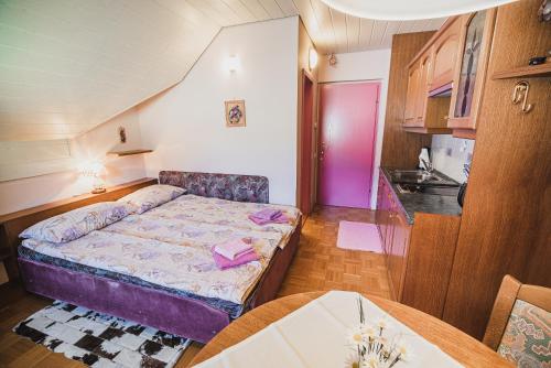 Postel nebo postele na pokoji v ubytování Homestay Kocka