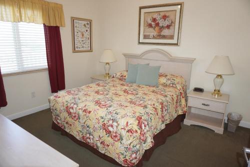 Ліжко або ліжка в номері Boca Ciega Resort by Travel Resort Services