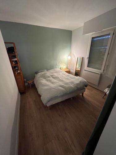 a small bedroom with a bed and a window at Joli T2 refait à neuf in Fréjus