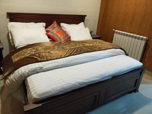 Ένα ή περισσότερα κρεβάτια σε δωμάτιο στο Shagufta Hotel Murree