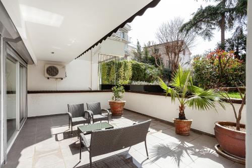 a patio with chairs and a table and plants at NOA - Sungu 1 in Istanbul