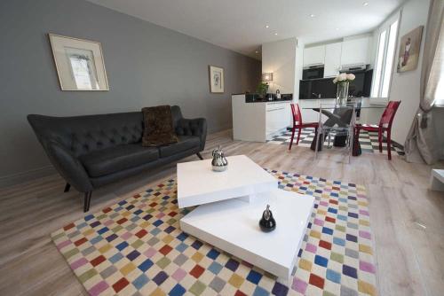 sala de estar con sofá y mesa en Hypercentre Smart Flat, en Burdeos
