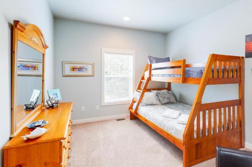 Ein Etagenbett oder Etagenbetten in einem Zimmer der Unterkunft Naut in Kansas CB5