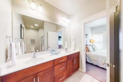 - Baño con lavabo doble y cama en Naut in Kansas CB5, en Corolla