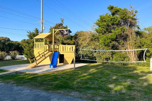 Herní místnost nebo prostor pro děti v ubytování Colorful Emerald Isle Home Just Steps to Beach!