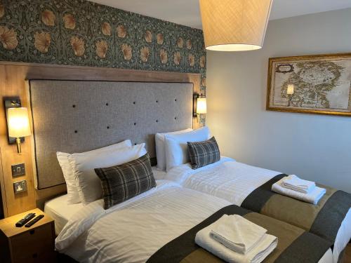 Кровать или кровати в номере Queens Head Inn, Tirril
