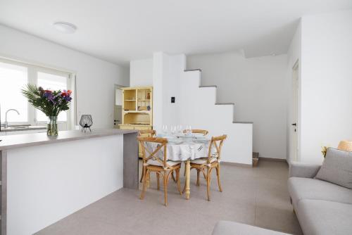 a kitchen and dining room with a table and chairs at Appartement - Vakantiehuis Manou in De Panne