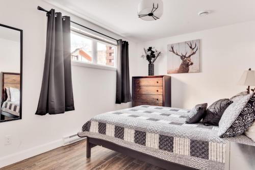 Postel nebo postele na pokoji v ubytování 25- Chalet à Louer à Stoneham