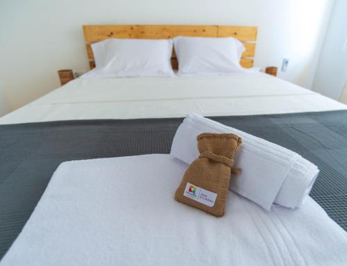 un osito de peluche sentado encima de una cama en Amwilla Guesthouse Apartamento Fátima en Mindelo
