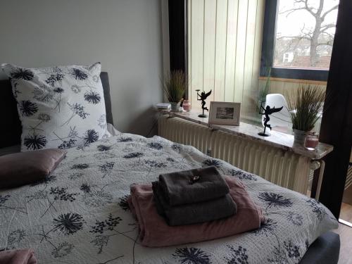 ein Schlafzimmer mit einem Bett und einer Handtasche darauf in der Unterkunft Madame Jacqueline - Steinhude in Wunstorf