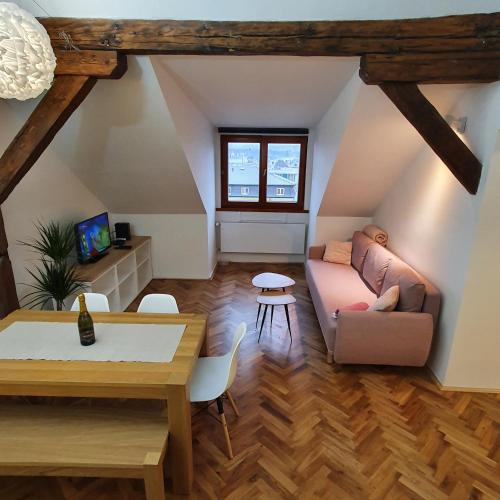 salon z kanapą i stołem w obiekcie Prague Castle View Apartment w Pradze