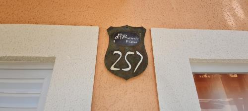 a sign hanging on the side of a building at diRoma Fiori - Apartamentos JN in Caldas Novas