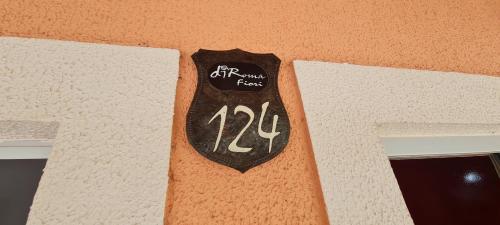 a sign on the side of a wall that says fiji fox at diRoma Fiori - Apartamentos JN in Caldas Novas