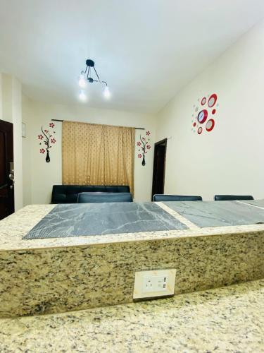 a bedroom with a large bed with a scale on the floor at NCG SUITE SAMANES in Guayaquil