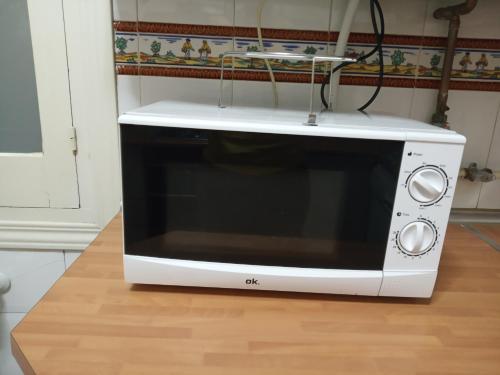 um micro-ondas sentado em cima de um balcão de cozinha em PME Rooms em Madri