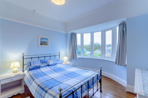 フィッシュガードにあるLlys-y-Gânの青いベッドルーム(ベッド1台、窓付)