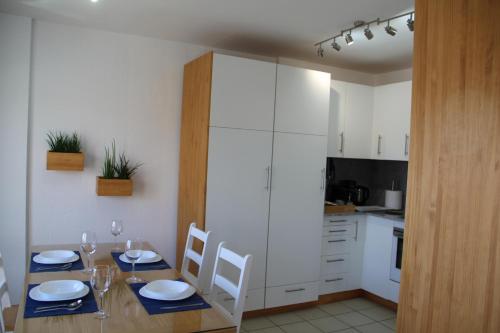 a dining room with a table and chairs and a kitchen at Apartamento (Cotillo Mar) con vistas al Mar in Cotillo