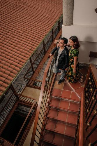 a man and a woman standing on a staircase at Hotel Santa Laura in Jericó
