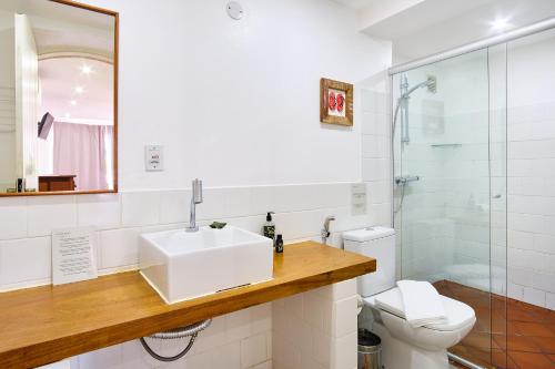 a bathroom with a sink and a toilet at Boutique Hotel Carpe Diem in Paraty
