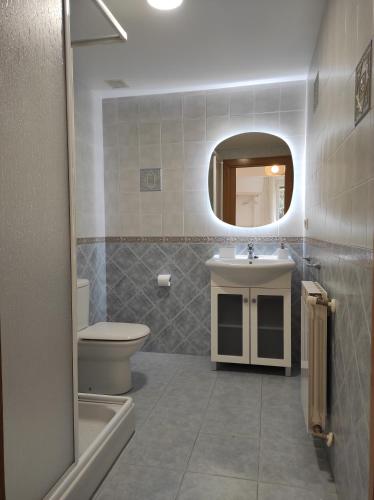 La salle de bains est pourvue de toilettes, d'un lavabo et d'un miroir. dans l'établissement Kaixo Salegi Piso centro 2h-Salon-2wc-Parking-ESS02940, à Zarautz