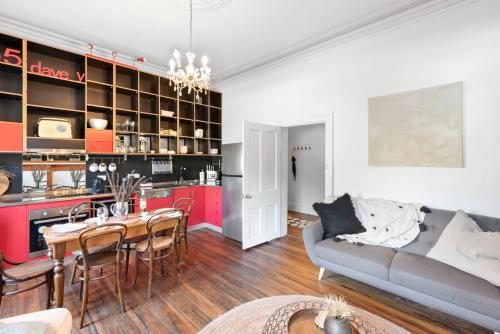 uma sala de estar com um sofá e uma mesa em 55 Davey Townhouse 1, Salamanca on your doorstep em Hobart