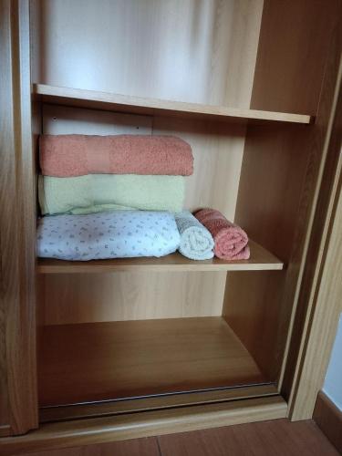 a closet with towels and polka dot towels at A Cruz de Ferro in Rosal