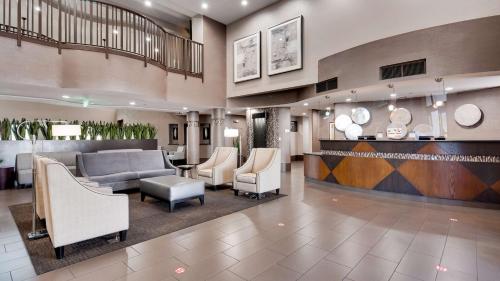 
a living room filled with lots of furniture at Best Western Plus Las Vegas South Henderson in Las Vegas
