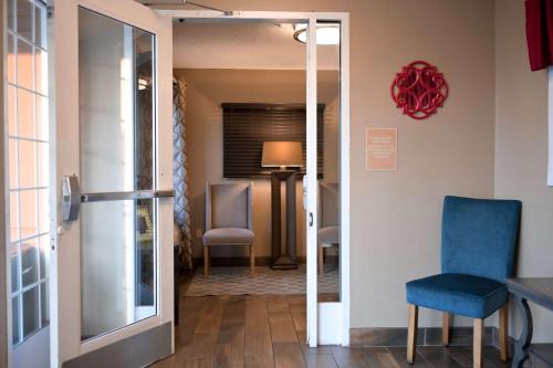 a hallway with a table and two chairs in a room at Sonesta Simply Suites Clearwater in Clearwater